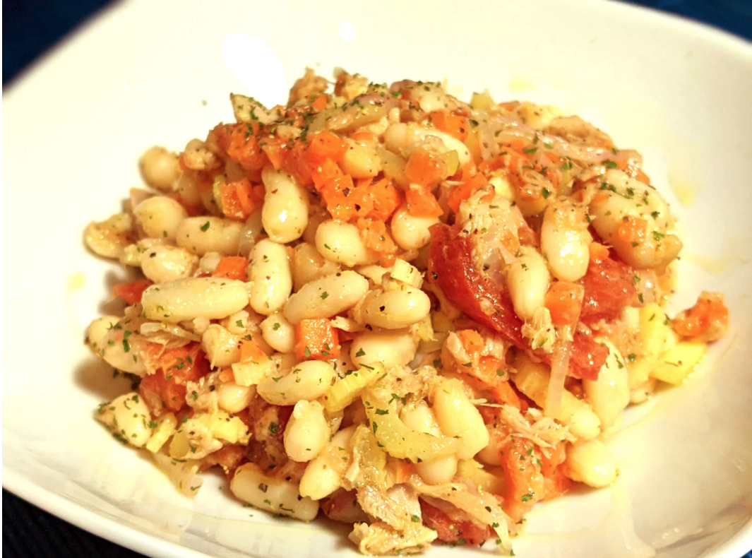 paletilla de cordero guisada con verduras con ensalada de alubias, verdura y atún